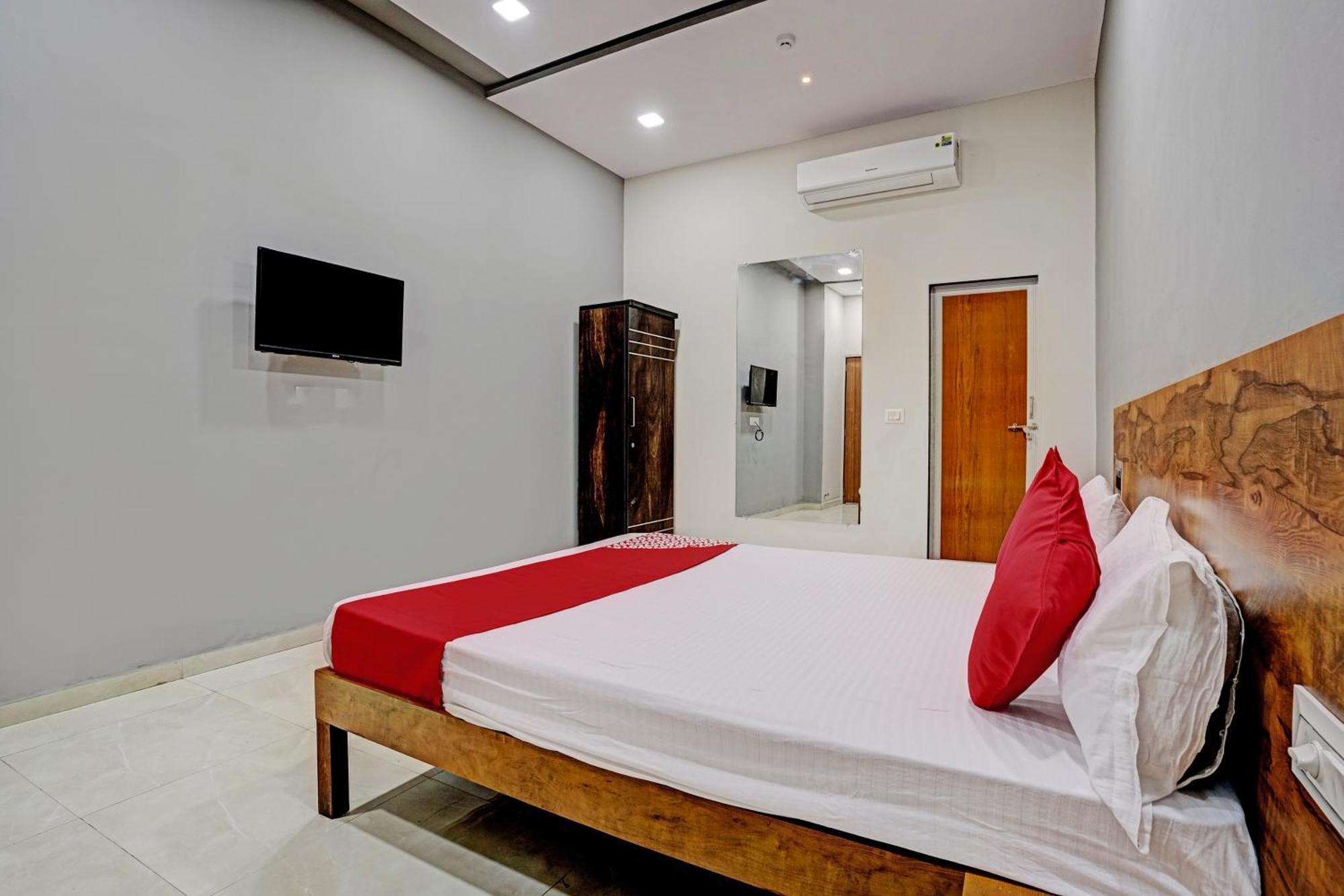 Oyo Flagship Hotel 9 Surat Ngoại thất bức ảnh