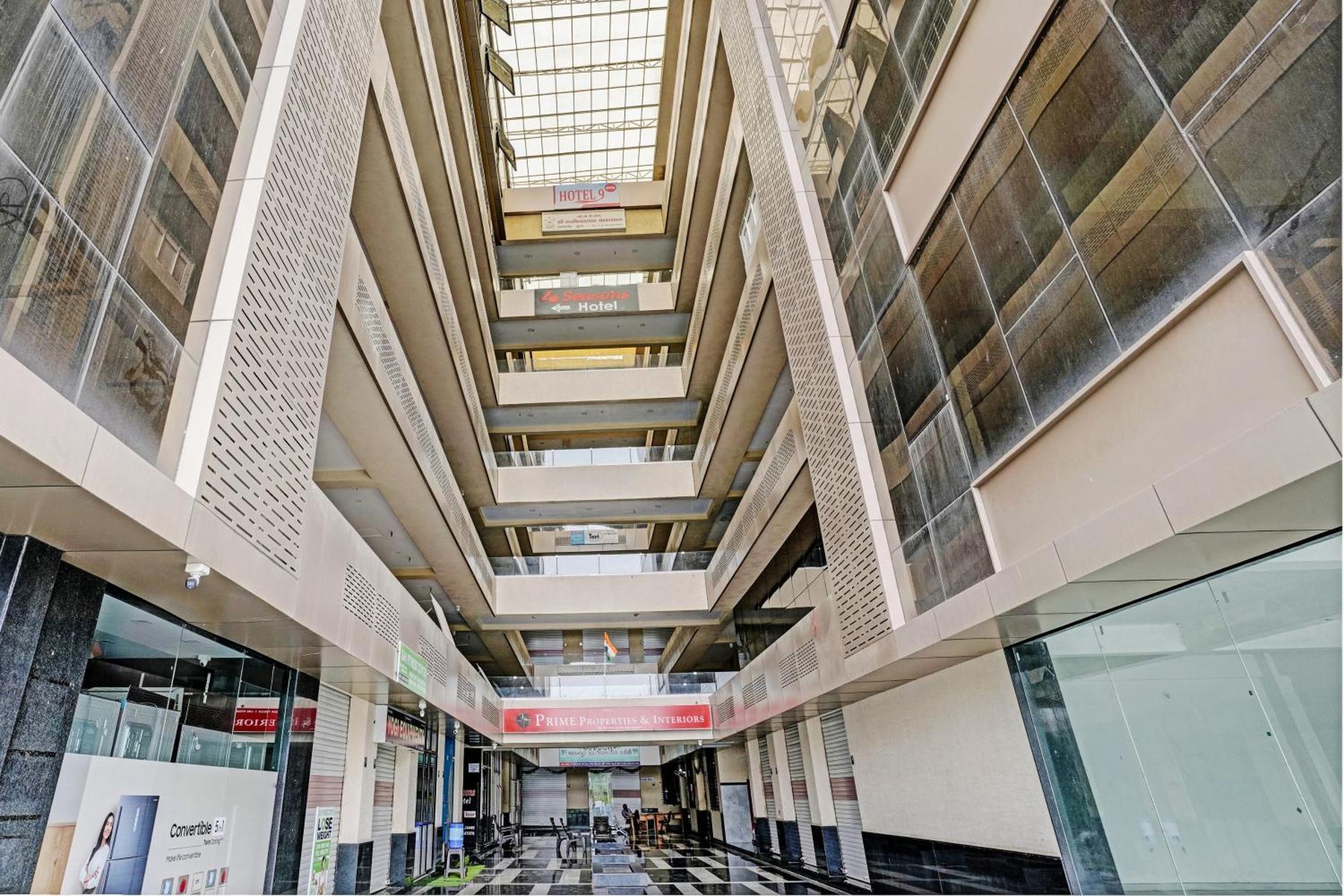 Oyo Flagship Hotel 9 Surat Ngoại thất bức ảnh